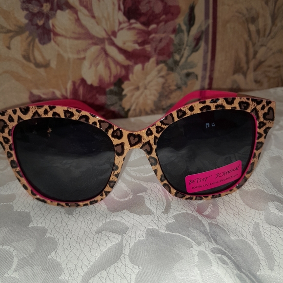 Betsey Johnson Not So Basic Sunglasses - Picture 8 of 8